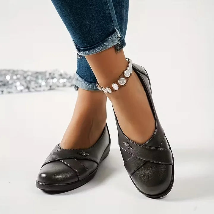 Kinerah - Oртопедиczne Skórzane Buty z Metalowym Emblematem