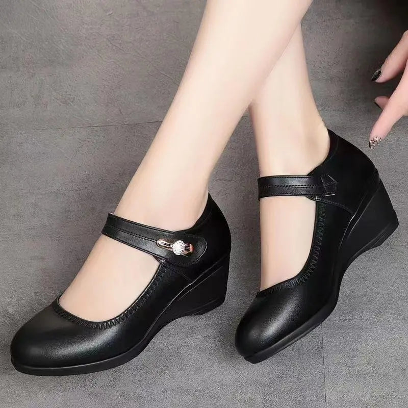 Aikaterina – Buty z Okrągłym Noskiem i Paskiem z Kamrą