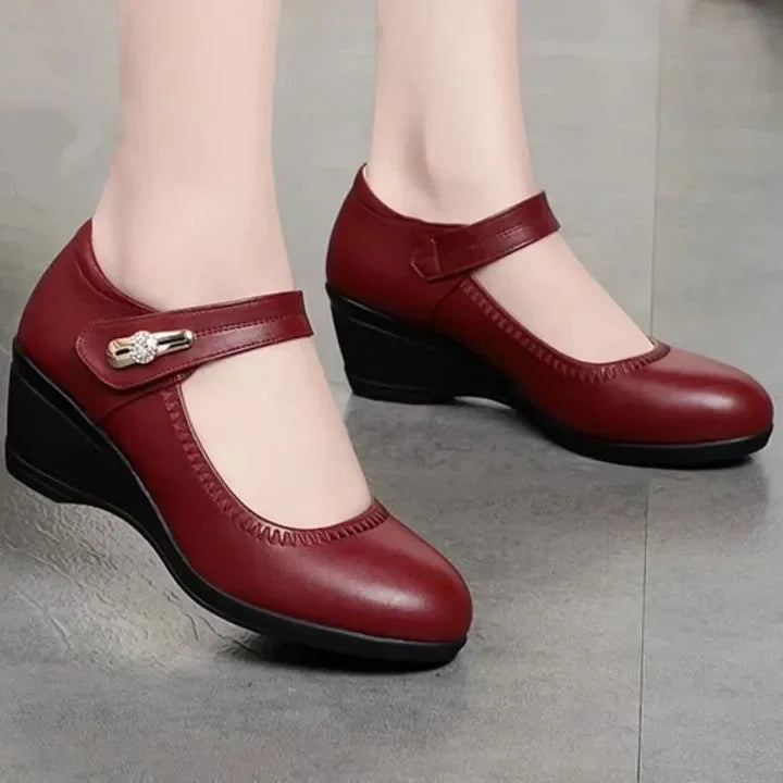 Aikaterina – Buty z Okrągłym Noskiem i Paskiem z Kamrą