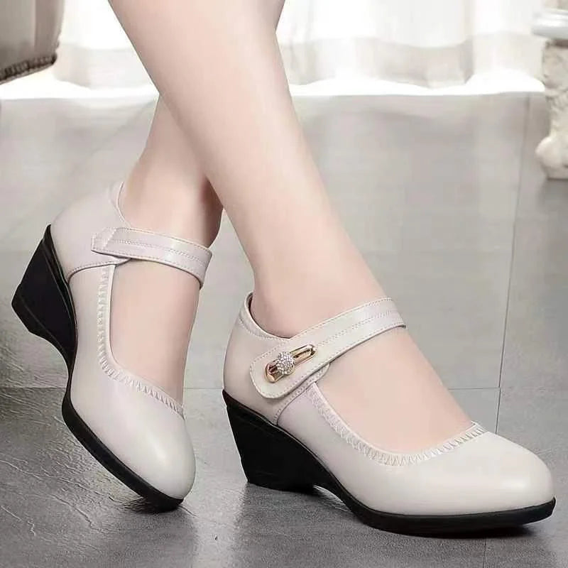 Aikaterina – Buty z Okrągłym Noskiem i Paskiem z Kamrą