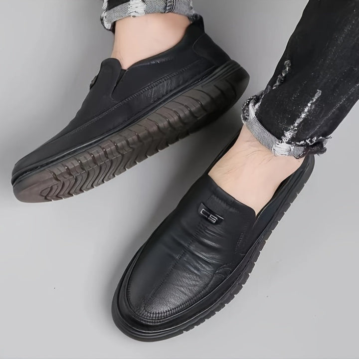 Faran – Buty Wsuwane z Przeszyciami i Teksturowaną Podeszwą