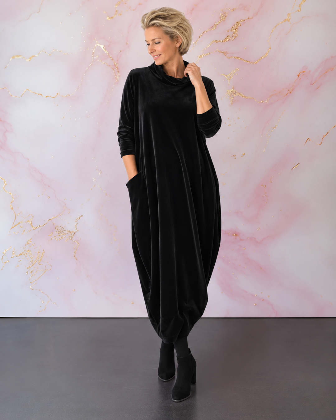 Lellina – Aksamitna, Luźna Sukienka Maxi Z Wysokim Kołnierzem