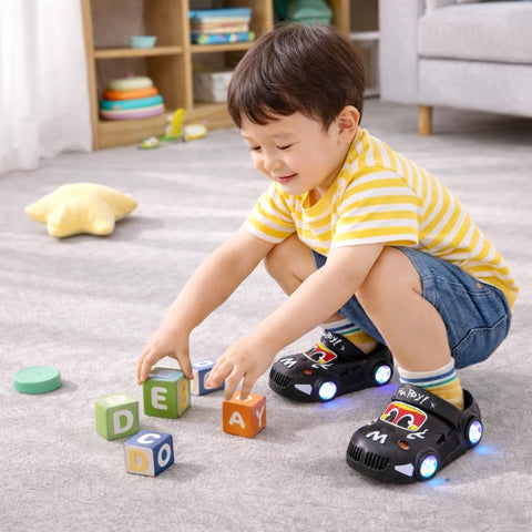 KidVroom - Dziecięce Kapcie Samochodowe LED z Swiecącymi Kołami i Paskiem