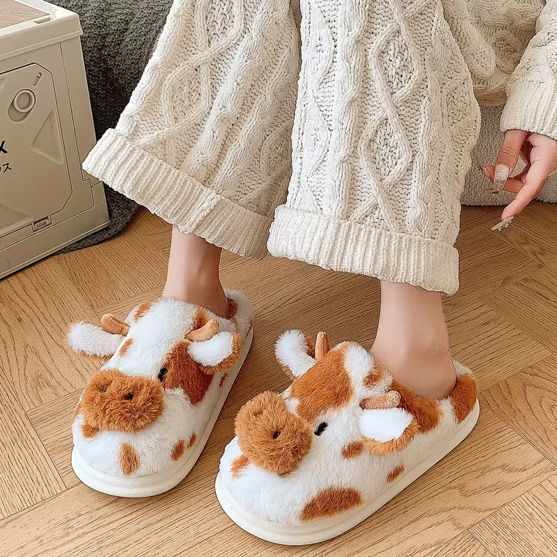 Faliza – Pluszowe Kapcie Domowe Z Nadrukiem W Kropki W Stylu „Spotted Cow”