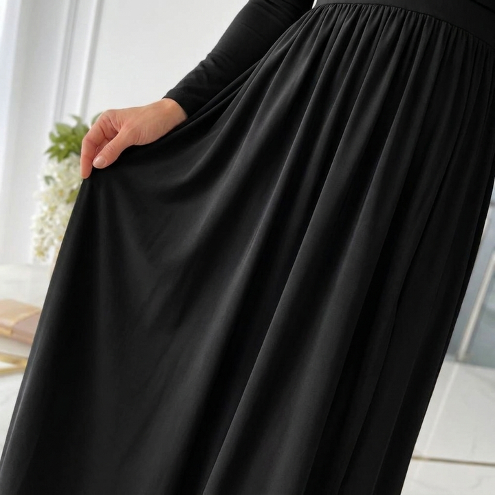 Lisha – Elegancka Sukienka Wieczorowa z Głębokim Dekoltem w Szpic