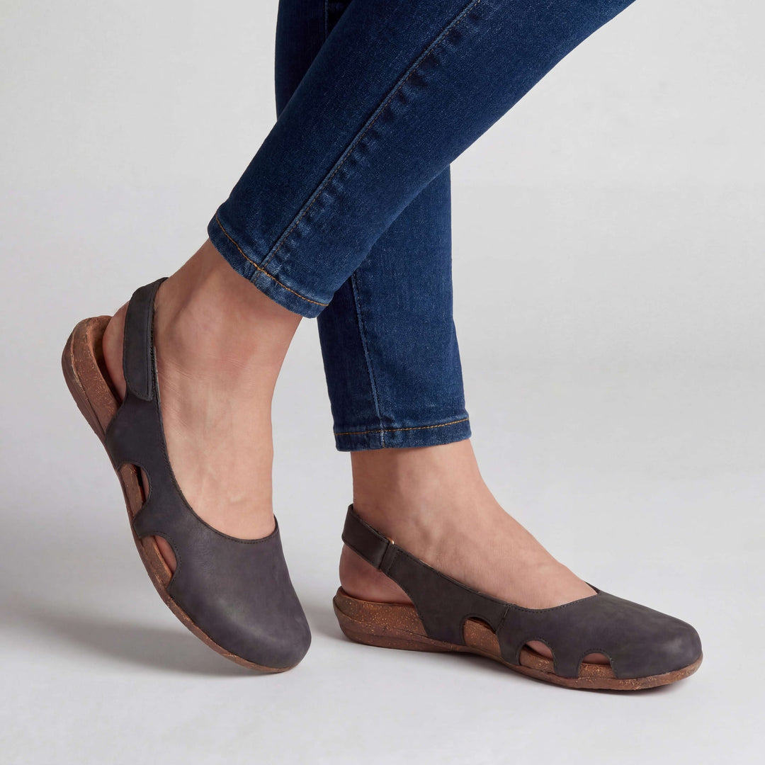Nathilie – Buty z Zamkniętym Czubkiem i Paskiem z Tyłu Oraz Wycięciami