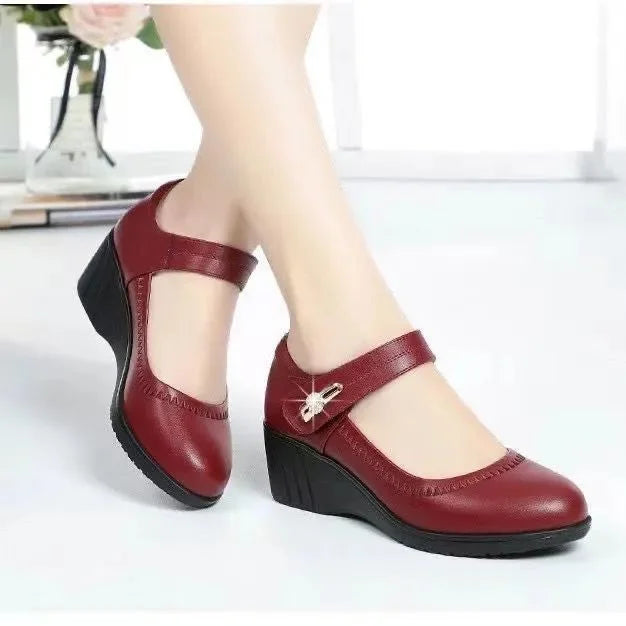 Aikaterina – Buty z Okrągłym Noskiem i Paskiem z Kamrą