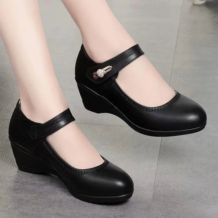 Aikaterina – Buty z Okrągłym Noskiem i Paskiem z Kamrą