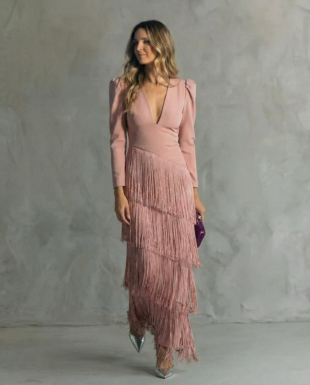 Nipuni - Elegancka Sukienka z Rękawami z Frędzlami
