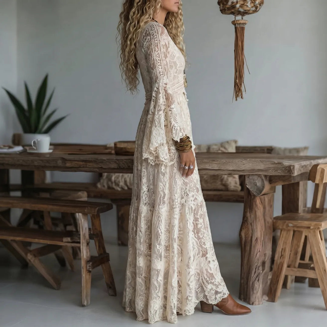 Chariya – Sukienka maxi w Stylu Bohemy z Kwiatową Koronką i Rękawami Dzwonowymi