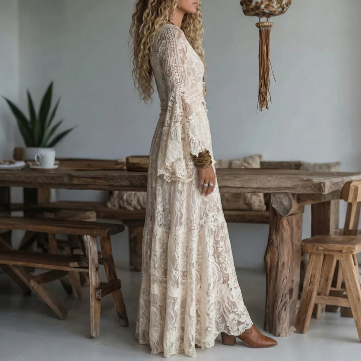 Chariya – Sukienka maxi w Stylu Bohemy z Kwiatową Koronką i Rękawami Dzwonowymi