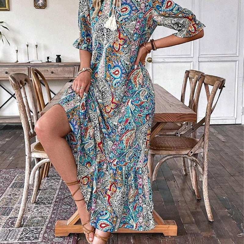 Aniy – Letnia Sukienka w Kwiaty z Dekoltem w Serek